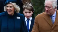 Pangeran George berjalan di belakang Raja Charles III seusai kebaktian Natal di Sandringham, 25 Desember 2023. (dok. Daniel LEAL / AFP)