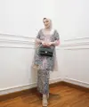 Baju kondangan berhijab model tunik dengan aksen lace ini memberikan kesan elegan. Seperti potret Melody Prima satu ini. Padukan dengan kain batik dan selendang batik motif serupa. (Instagram/melodyprima).