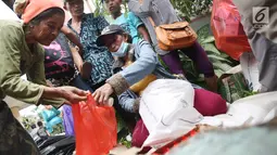 Petugas memberikan beras ke pengungsi Gunung Agung di Posko Pengungsi Rendang, Bali, Sabtu (2/12). Bantuan makanan tersebut berasal dari pemerintah serta donatur. (Liputan6.com/Immanuel Antonius)
