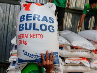 Pekerja memindahkan beras ketika bongkar muat beras bulog di gudang PT Food Station Tjipinang Jaya, Jakarta Timur, Jumat (3/2/2023). Untuk menstabilisasi Pasokan dan Harga Pangan (SPHP), Perum BULOG akan menyaluran beras SPHP di Pasar Induk Beras Cipinang dari 13 ribu menjadi 30 ribu ton,dengan harga paling tinggi sebesar Rp. 8.900. (Liputan6.com/Angga Yuniar)