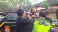 Pria Bali saat hendak merampas senjata polisi. Foto: (Dewi Divianta/Liputan6.com)