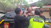 Pria Bali saat hendak merampas senjata polisi. Foto: (Dewi Divianta/Liputan6.com)