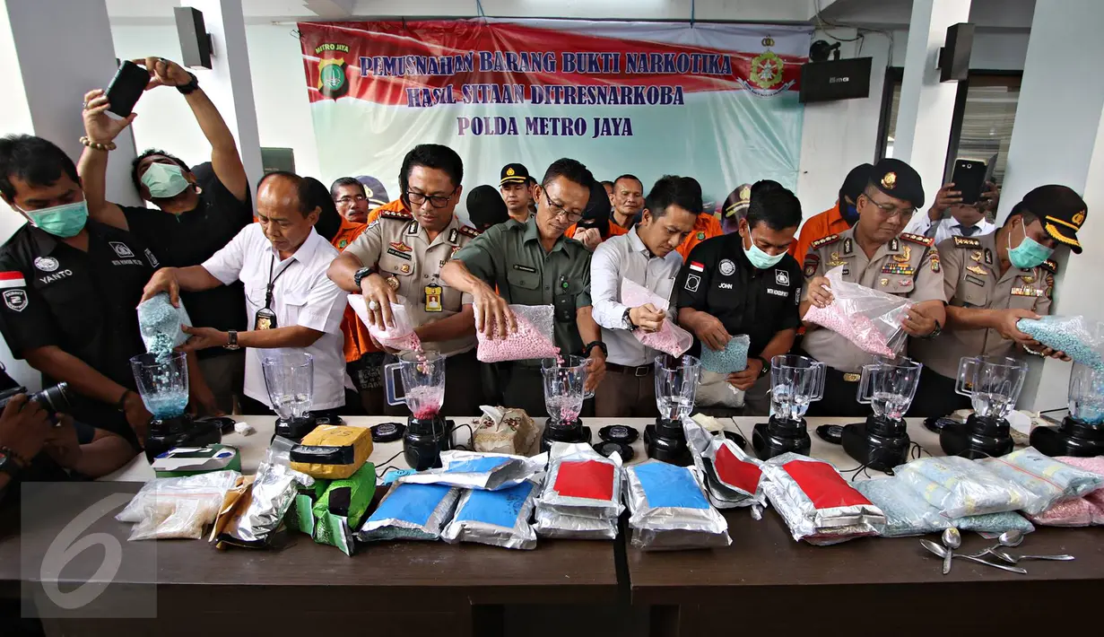Polda Metro Jaya memusnahkan barang bukti narkotika sebanyak 42 kg Sabu Cair, 4,8 Kg Sabu kristal dan 109.700 butir ekstasi di Jakarta, Kamis (16/6). Barang haram itu hasil pengungkapan kasus periode Maret-Mei 2016. (Liputan6.com/Immanuel Antonius)