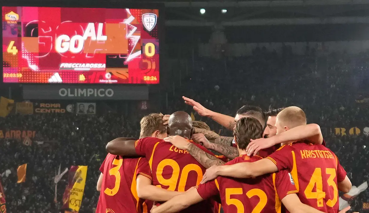 Para pemain Roma merayakan gol keempat dari rekan setimnya, Dean Huijsen, saat pertandingan sepak bola Serie A melawan Cagliari, di Stadion Olimpico, Roma, Senin, 5 Februari 2024. (AP Photo/Andrew Medichini)