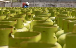 Aktivitas pekerja melakukan pengecekan tabung Liquefied Petroleum Gas (LPG) 3 kg di di Stasiun Pengisian Bahan Bakar Elpiji (SPBE) PT Sriwijaya Bumi Sejahtera, Palembang, Sumatera Selatan, Selasa (10/9/2024). (Liputan6.com/Herman Zakharia)