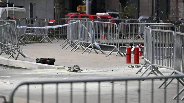 Lokasi seorang pria membakar dirinya di luar persidangan Donald Trump di New York City. [Angela Weiss/AFP]