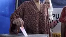 Penyanyi dangdut Ayu Ting Ting memasukkan surat suara setelah mencoblos pada Pilkada Serentak 2018 di  TPS 5, Sukma Jaya, Depok, Rabu (27/6). Kota Depok bersiap menentukan gubernur Jawa Barat untuk 5 tahun mendatang. (Liputan6.com/Faizal Fanani)