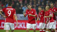 Para pemain Bayern Munchen merayakan gol Thomas Mueller saat melawaan PSV Eindhoven pada laga grup D Liga Champions di Allianz Arena, Munich, Kamis (20/10/16) dini hari WIB.  (Reuters/Michael Dalder)