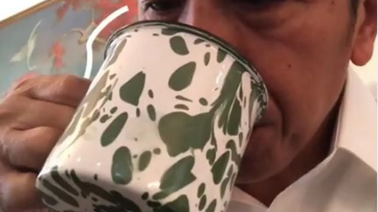 Jokowi minum jamu (Foto: screenshoot Instagram @jokowi)