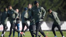 Bek Juventus, Medhi Amine Benatia, Saat mengikuti sesi latihan jelang laga Liga Champions di Training Center Juventus, Minggu (3/12/2017). Juventus akan berhadapan melawan Olympiakos. (AFP/Marco Bertorello)