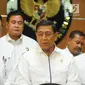 Menkopolhukam Wiranto memberi keterangan kepada awak media usai rapat koordinasi tentang keamanan pasca-pemilu 2019 di Jakarta, Rabu (24/4). Dalam rapat tersebut Wiranto menjelaskan sejumlah isu seperti hoaks dan tuduhan yang berakibat pada delegitimasi KPU. (Liputan6.com/Angga Yuniar)