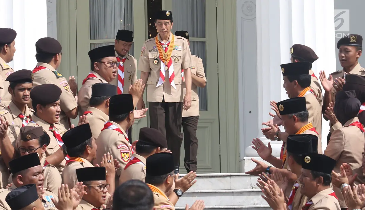 Presiden Joko Widodo (Jokowi) seusai memimpin pelantikan pengurus Kwartir Nasional Gerakan Pramuka masa bakti 2018-2023 di Istana Merdeka, Kamis (27/12). Jokowi melantik Budi Waseso sebagai Ketua Kwarnas Gerakan Pramuka. (Liputan6.com/Angga Yuniar)