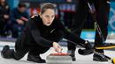 Atlet Curling dari Rusia Anastasia Bryzgalova konsentrasi saat melempar batu dalam pertandingan curling di Olimpiade Musim Dingin 2018 di Gangneung, Korea Selatan (10/2). (AP Photo / Natacha Pisarenko)