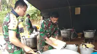 Personel TNI memasak di tenda yang digunakan sebagai dapur umum untuk korban longsor di Sukabumi. (Liputan6.com/Ady Anugrahadi)