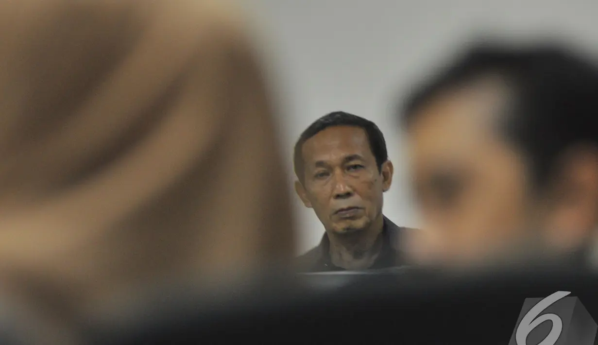 Mantan Wakil Rektor UI, Tafsir Nurchamid, memperhatikan keterangan para saksi kasus proyek pengadaan dan pemasangan IT di perpustakaan UI pada sidang lanjutan di Pengadilan Tipikor, Jakarta, Rabu (29/10/2014). (Liputan6.com/Miftahul Hayat)