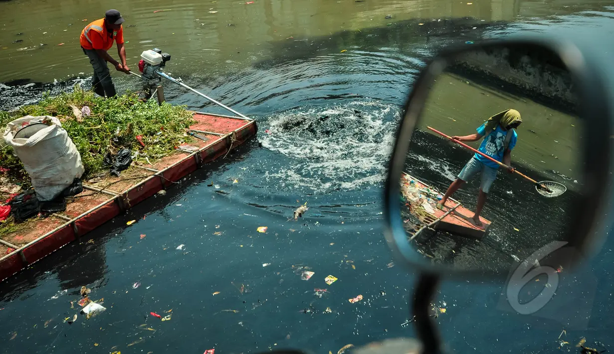 Petugas kebersihan membersihkan sampah yang menumpuk di Kali Sentiong, Jakarta, Selasa (31/3/2015). Perilaku buruk masyarakat yang membuang sampah sembarangan ke kali menjadi salah satu penyebab banjir yang terjadi di Ibukota. (Liputan6.com/Faizal Fanani)