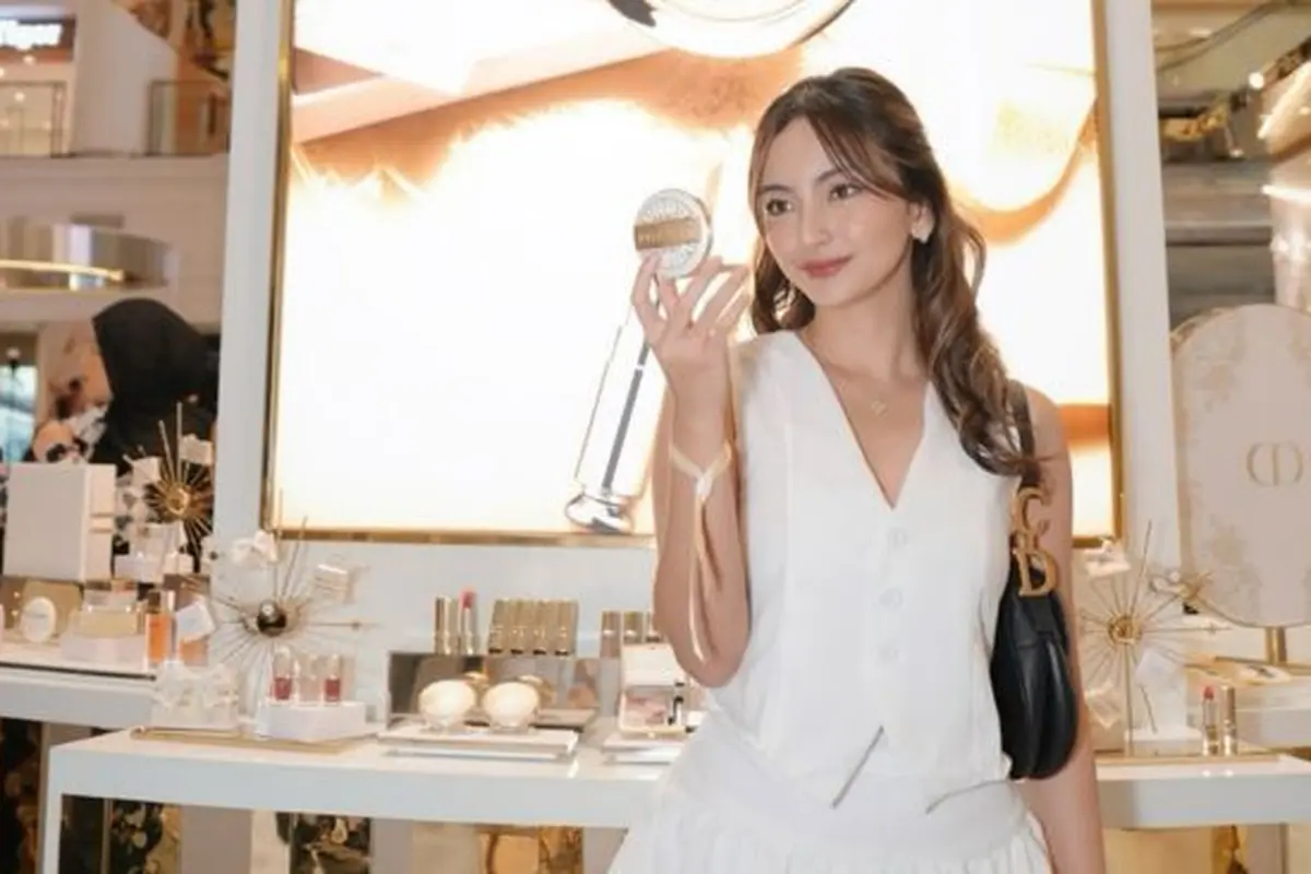 Potret Valerie Tifanka dengan busana putri (credit: instagram/valtifanka)