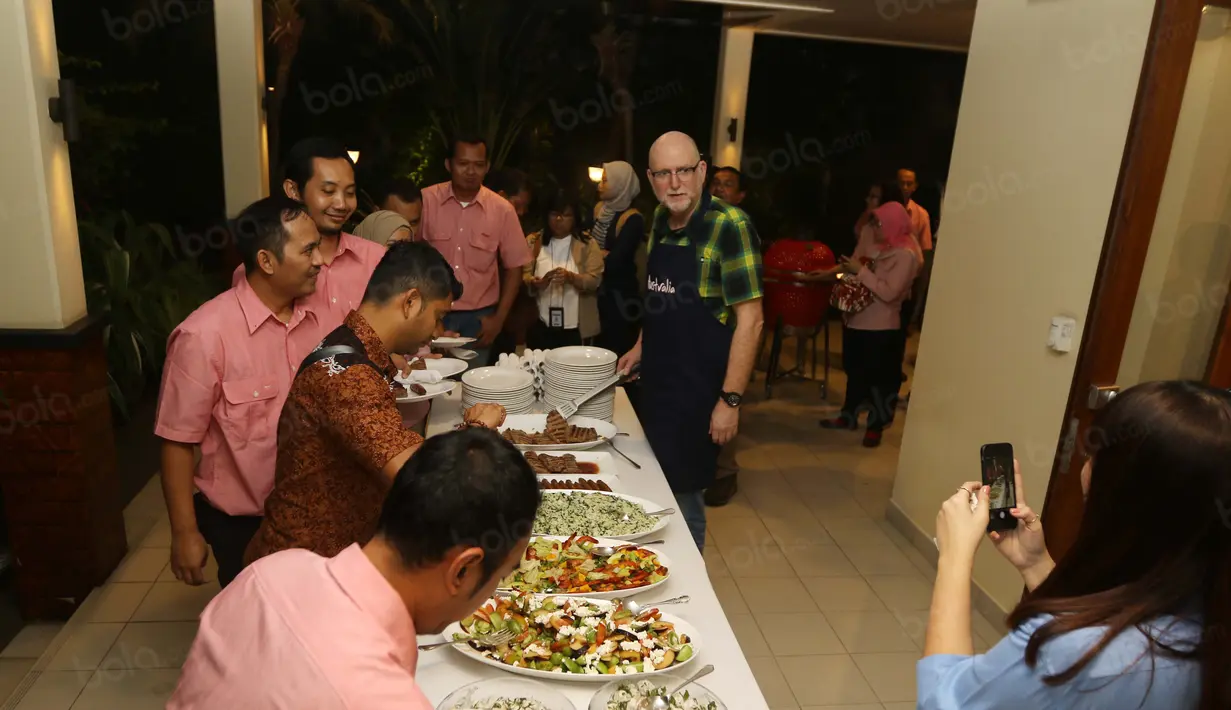Duta Besar Australia untuk Indonesia, Paul Grigson (kiri) saat menjamu atlet angkat besi Eko Yuli dan Irawan dan sri Wahyuni di kediamannya,  Jakarta, Senin (5/9/2016). (Bola.com/Nicklas Hanoatubun)