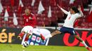 Pemain Denmark, Martin Braithwaite, melepaskan tendangan ke gawang Inggris pada laga UEFA Nations League di Stadion Parken, Rabu (9/9/2020). Kedua tim bermain imbang 0-0. (Liselotte Sabroe/Ritzau Scanpix via AP)