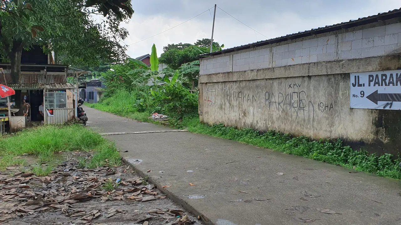 Jalan Parakan Sembilan RT4/5, Kelurahan Cinangka, Sawangan, Kota Depok, viral karena menjadi jalan buntu.