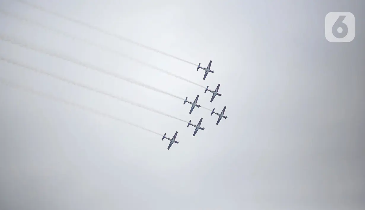 Penampilan atraksi Jupiter Aerobatic saat perayaan HUT ke-77 TNI di Jakarta, Rabu (5/10/2022). Kegiatan yang diikuti oleh seluruh kesatuan jajaran TNI ini dalam rangka menyambut HUT ke-77 TNI. (Liputan6.com/Faizal Fanani)