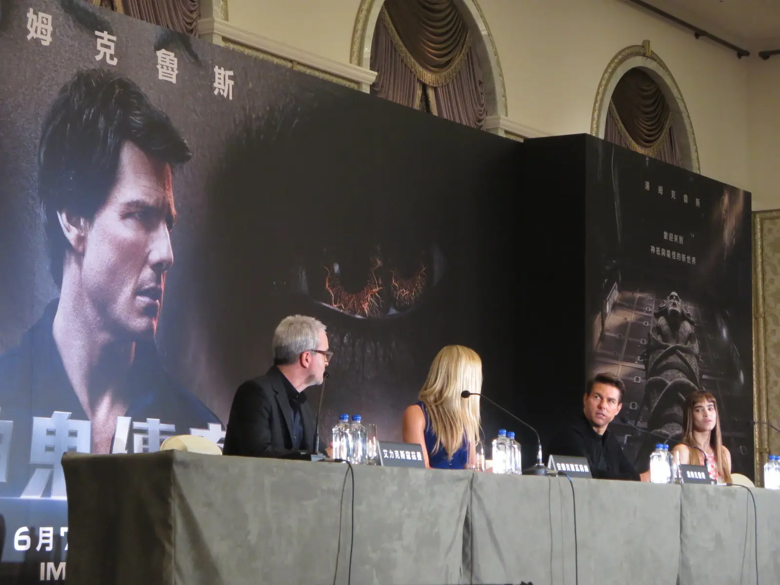 Tom Cruise, Annabelle Wallis, Sofia Boutella, dan sutradara Alex Kurtzman dalam konferensi pers yang digelar di Hotel Mandarin Oriental, Taipei, Taiwan Kamis (25/5/2017)