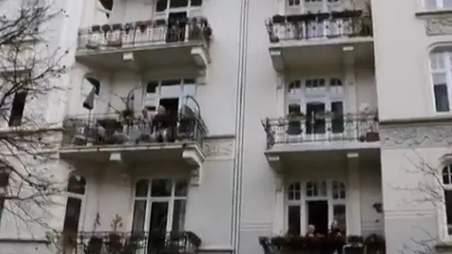 PT di jerman latih warga olahraga lewat balkon