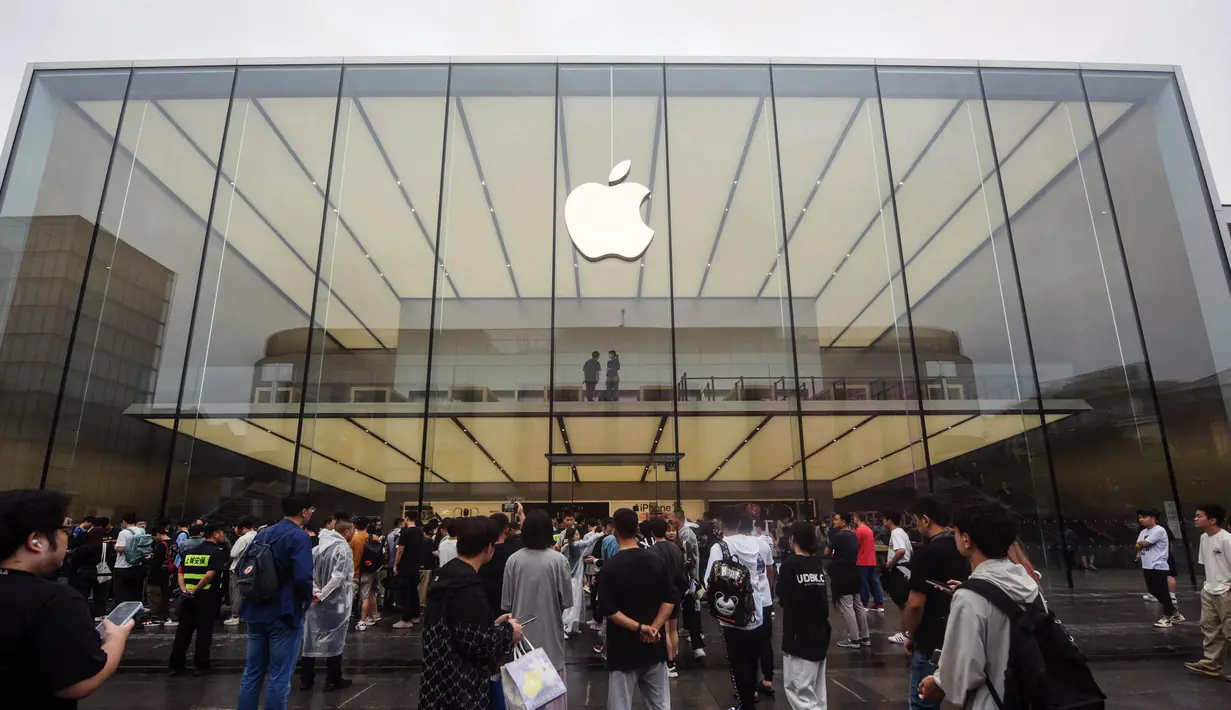 Antrean orang-orang untuk membeli ponsel iPhone 15 yang baru diluncurkan di sebuah toko Apple di Hangzhou, di provinsi Zhejiang, China pada 22 September 2023. (AFP/China OUT)