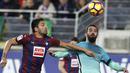 Pemain FC Barcelona, Arda Turan  (kanan) berebut bola dengan pemain Eibar, Mauro dos Santos pada lanjutan La Liga Spanyol di Municipal de Ipurua, Eibar, (22/1/2017). Barcelona menang 4-0. (EPA/Juan Herrero)