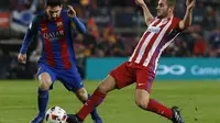 Striker Barca Lionel Messi melewati kawalan gelandang Atletico Madrid Koke dalam laga semifinal leg pertama Copa del Rey. (PAU BARRENA / AFP)