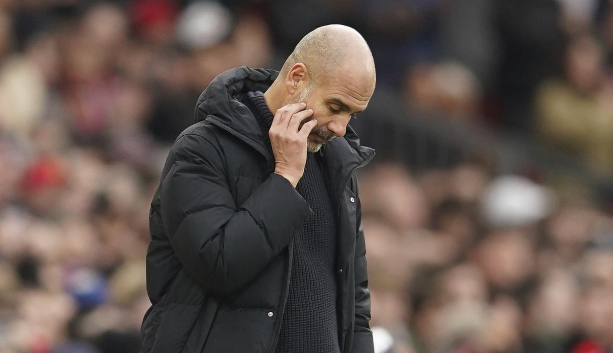 Ekspresi Pep Guardiola berubah ketika pemain Manchester United bisa menyamakan kedudukan pada menit ke-78 dalam pertandingan  lanjutan Liga Inggris 2022/2023 yang berlangsung di Old Trafford, Sabtu (14/1/2023). (AP Photo/Dave Thompson)