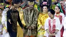 Presiden Joko Widodo berjalan bersama saat perayaan HUT ke-72 Ketua Umum PDIP Megawati Soekarnoputri di Grand Sahid Jakarta, Rabu (23/1). Buku The Brave Lady tentang rekam jejak pemikiran, keputusan dan dinamika kepemimpinan. (Liputan6.com/Angga Yuniar)