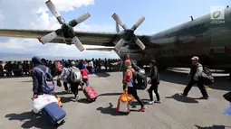 Warga Palu bersiap masuk ke pesawat Hercules TNI AU tujuan Makasar-Malang di Bandara Mutiara Sis Al-Jufri Palu, Sabtu (6/10). Sejumlah warga mengaku akan tinggal di daerah yang aman di mana ada sanak keluarga. (Liputan6.com/Fery Pradolo)