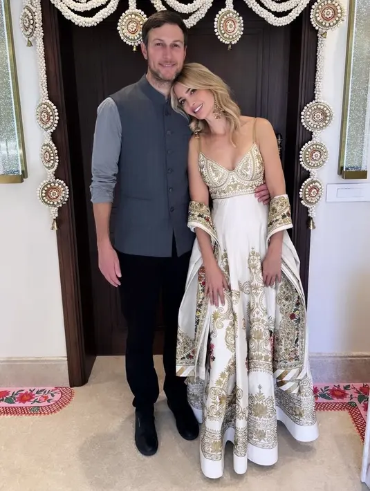 Putri dari Donald Trump ini juga mengenakan dress spaghetti strap berbordir dipadukan selendang dengan motif dan warna serasi. [@ivankatrump]