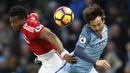 Gelandang Manchester City, David Silva, duel udara dengan gelandang Middlesbrough, Adama Traore, pada laga Premier League di Ettihad Stadium, Inggris, Sabtu (5/11/2016). Kedua tim bermain imbang 1-1. (Reuters/Darren Staples) 