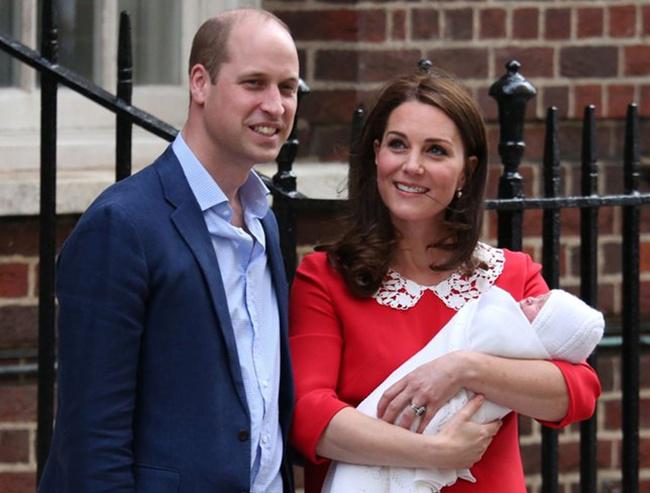 Kate yang didampingi Pangeran William 7 jam setelah melahirkan buah hati ketiganya/copyright AFP