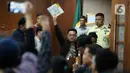 Delpedro Marhaen mengangkat tangan usai mengikuti sidang lanjutan dugaan penghasutan kerusuhan pada Agustus 2025 di Pengadilan Negeri Jakarta Pusat, Kamis (8/1/2026). Majelis Hakim Pengadilan Negeri Jakarta Pusat membacakan putusan sela kasus dugaan penghasutan kerusuhan pada Agustus 2025. (Liputan6.com/Helmi Fithriansyah)