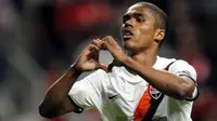 Melawat ke London, Douglas Costa Reuni dengan Willian