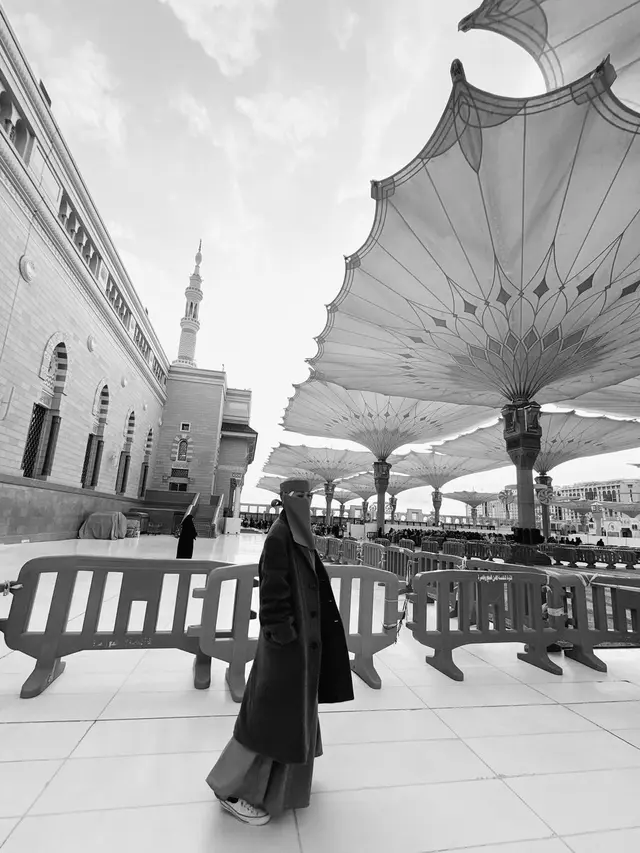 Pertama Kali Jalani Umroh, Ini 6 Potret BCL Pakai Cadar di Tanah Suci