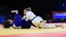 <p>Atlet judo putri Indonesia, Maryam March Maharani (kiri) dijatuhkan pejudo Kosovo, Distria Krasniqi pada laga babak 16 besar kelas 52 kg putri Olimpiade Paris 2024 di Champ-de-Mars Arena, Paris, Minggu (28/7/2024). Maryam March Maharani kalah 0-10. (Dok. NOC Indonesia/Naif Muhammad Al'as)</p>