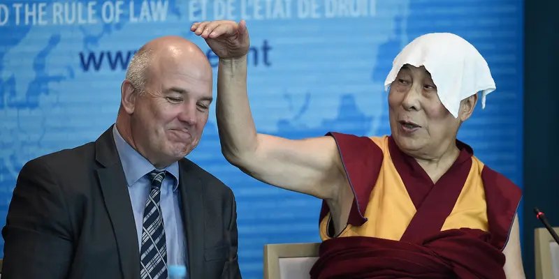 20160915- Tingkah Laku Dalai Lama Saat Pidato di Dewan Eropa-AFP Photo