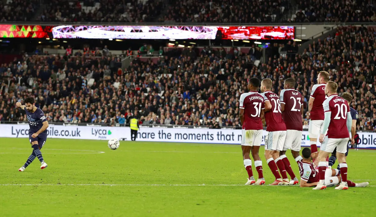 Tembok pertahanan West Ham United memblokir tendangan bebas pemain Manchester City Ilkay Gundogan pada pertandingan Piala Liga Inggris di London Stadium, London, Inggris, 27 Oktober 2021. Manchester City kalah lewat adu penalti. (AP Photo/Ian Walton)