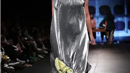 Model mengenakan busana karya Danjyo Hiyojo dalam ajang Men Fashion Week 2015 di Plaza Indonesia, Jakarta, Sabtu (19/9/2015). Para model menggunakan lensa mata yang membuat mereka terlihat unik. (Liputan6.com/Angga Yuniar)