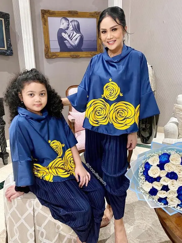 6 Potret Kompak Krisdayanti dan Amora Pakai Baju Kembar, Memesona