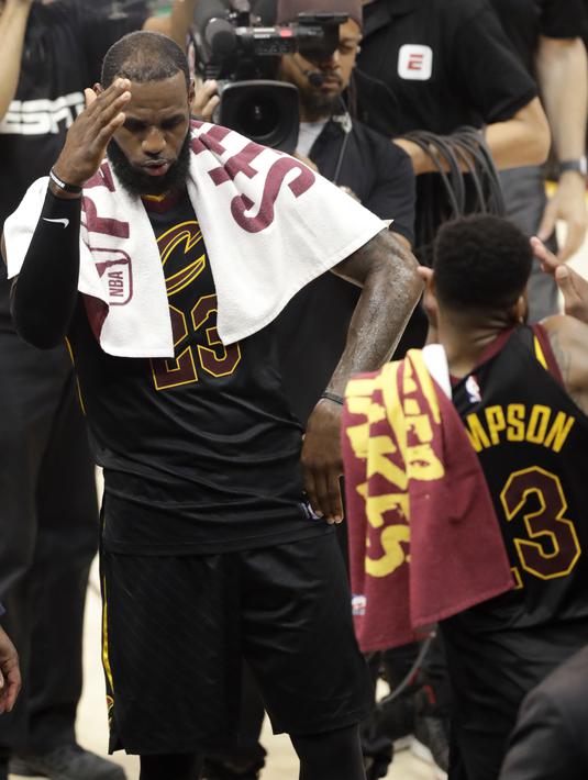 LeBron James (23) merayakan kemenangan atas Boston bersama rekannya Tristan Thompson pada gim keempat final Wilayah Timur NBA basketball di Quicken Loans Arena (21/5/2018). Cavaliers menang 111-102. (AP/Tony Dejak)