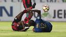 Carlton Cole terjatuh saat berebu bola dengan pemain Persipura Jayapura pada laga Liga 1 2017 di Stadion GBLA, Bandung, Minggu (7/5/20170). Persib menang 1-0. (Bola.com/Nicklas Hanoatubun)