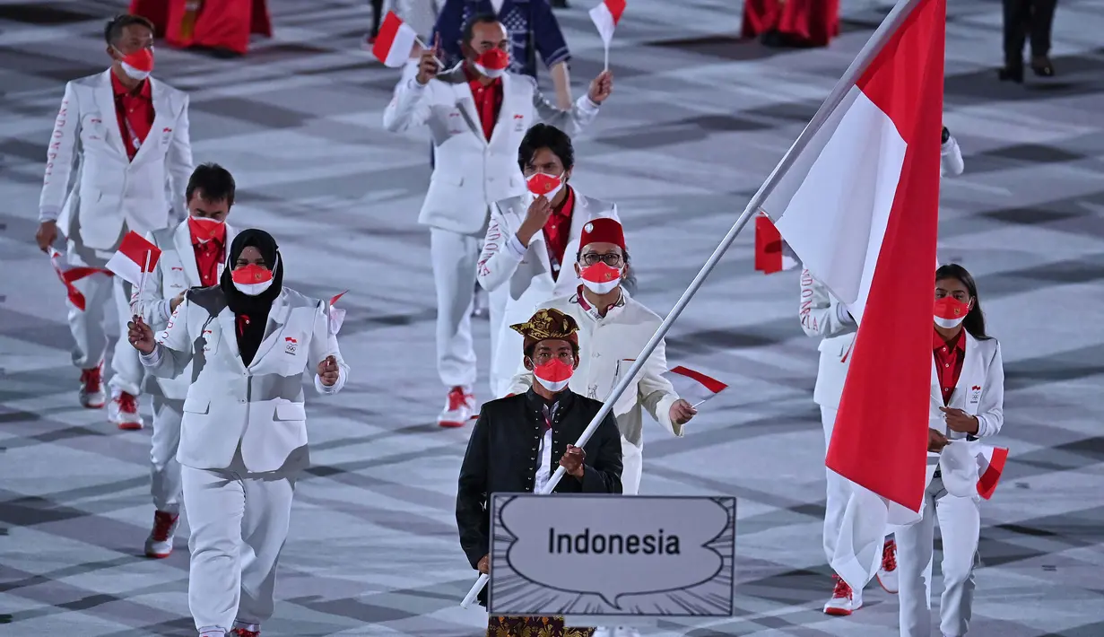 Tampak Rio Waida akan mengenakan baju adat Bali Payas Madya, yakni kemeja putih dan beskap hitam serta kain batik Bali gemerlap emas. (Foto: AFP/Ben Stansall)