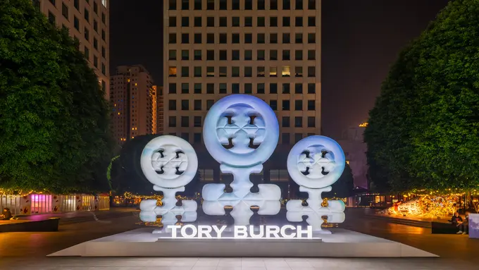 Tory Burch Indonesia Rayakan 1 Dekade dengan Koleksi Tas Ekslusif dan Instalasi Logo Raksasa di Plaza Senayan