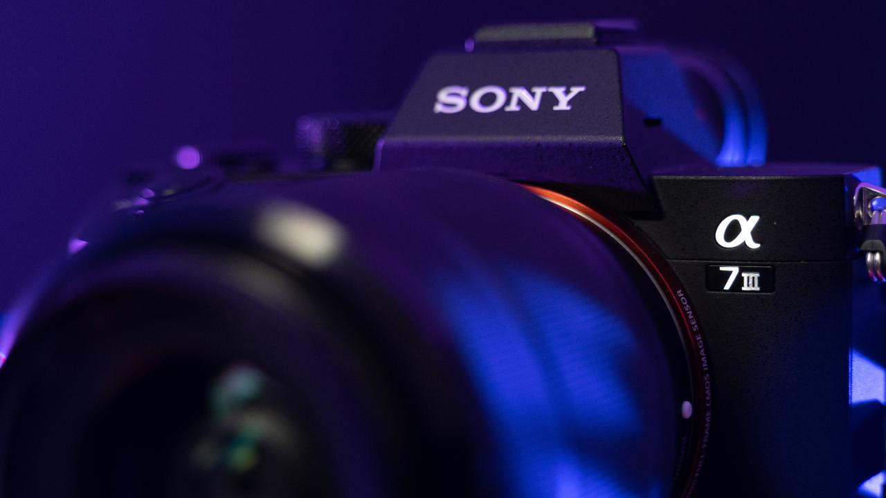 Ilustrasi kamera sony, Photo by TheRegisti on Unsplash
