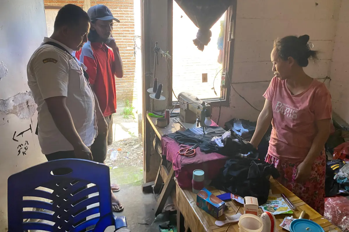 Hartini yang bekerja menjahit sempat mengaku pasrah dengan kondisi anaknya.
